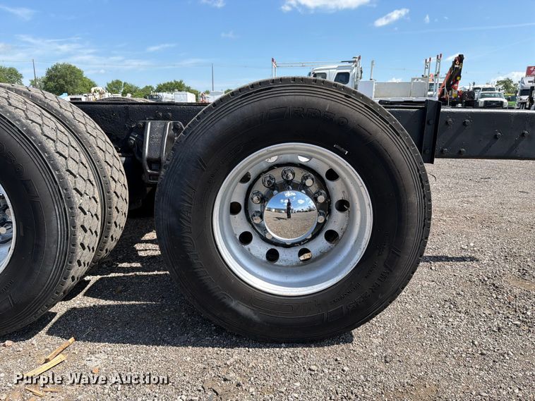 image for item EG9255 2006 Peterbilt 385 truck cab and chassis