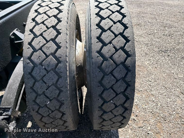 image for item EG9255 2006 Peterbilt 385 truck cab and chassis