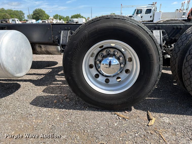 image for item EG9255 2006 Peterbilt 385 truck cab and chassis