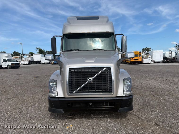 image for item EG9261 2014 Volvo VNL770 semi truck