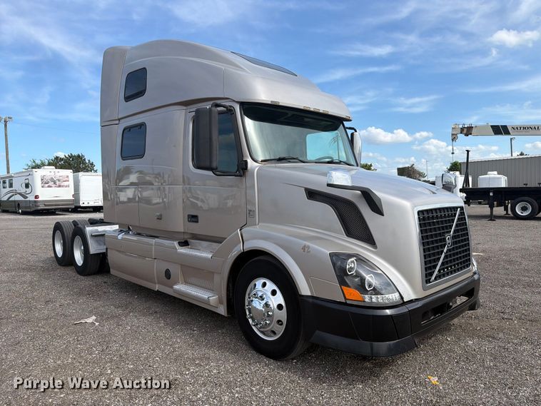 image for item EG9261 2014 Volvo VNL770 semi truck