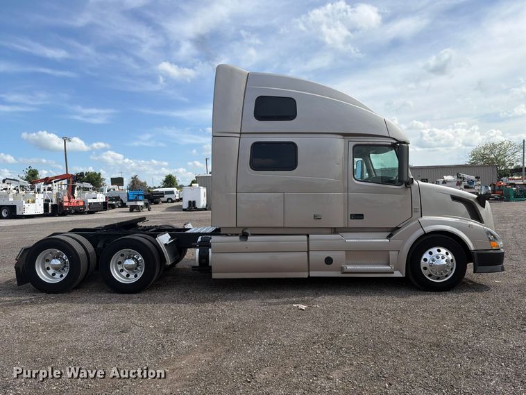 image for item EG9261 2014 Volvo VNL770 semi truck