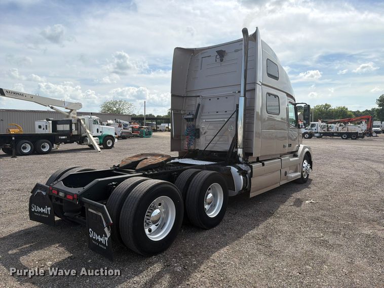 image for item EG9261 2014 Volvo VNL770 semi truck