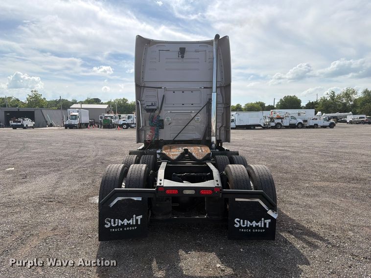 image for item EG9261 2014 Volvo VNL770 semi truck