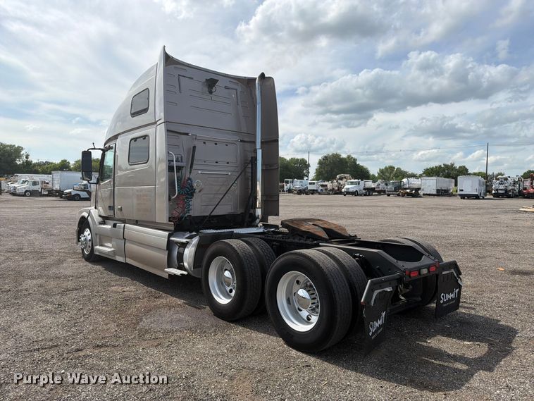 image for item EG9261 2014 Volvo VNL770 semi truck