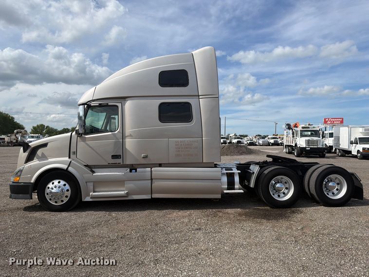 image for item EG9261 2014 Volvo VNL770 semi truck