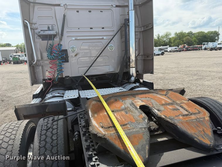 image for item EG9261 2014 Volvo VNL770 semi truck