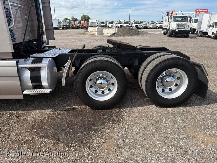 image for item EG9261 2014 Volvo VNL770 semi truck