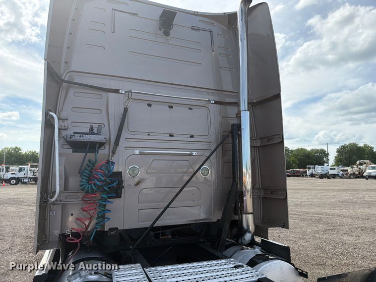 image for item EG9261 2014 Volvo VNL770 semi truck