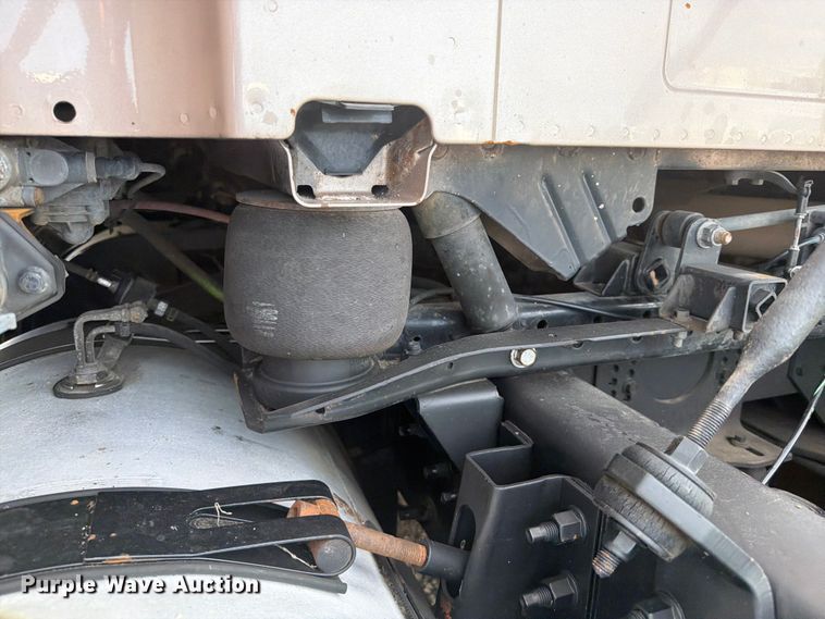 image for item EG9261 2014 Volvo VNL770 semi truck