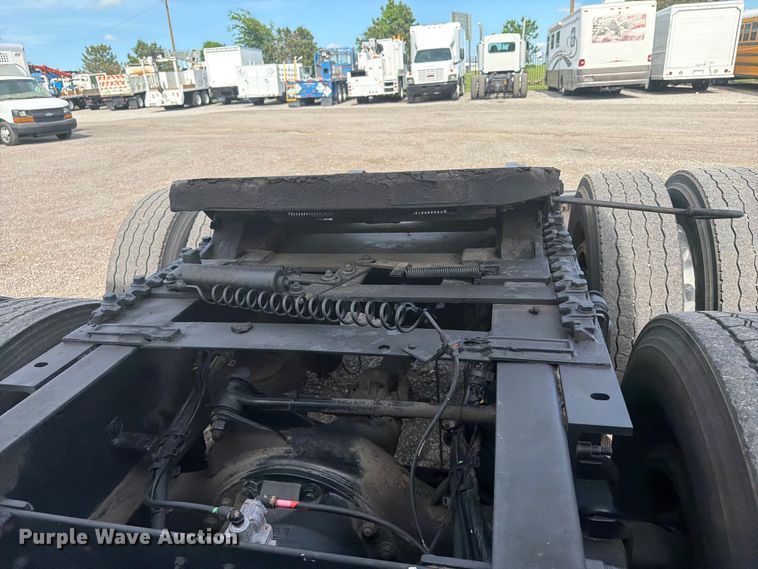 image for item EG9261 2014 Volvo VNL770 semi truck