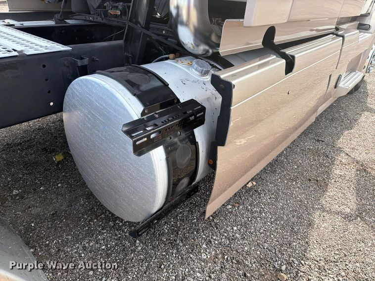 image for item EG9261 2014 Volvo VNL770 semi truck