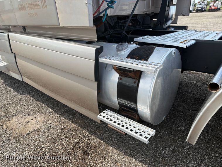 image for item EG9261 2014 Volvo VNL770 semi truck