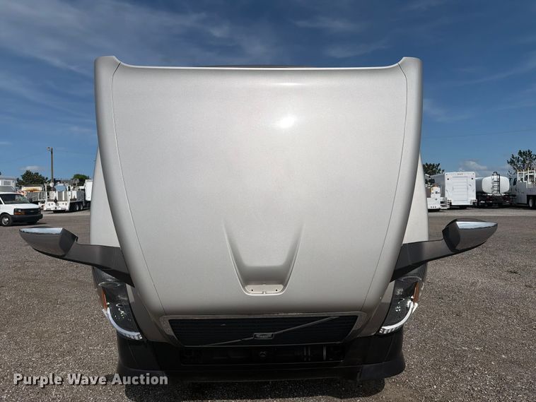 image for item EG9261 2014 Volvo VNL770 semi truck