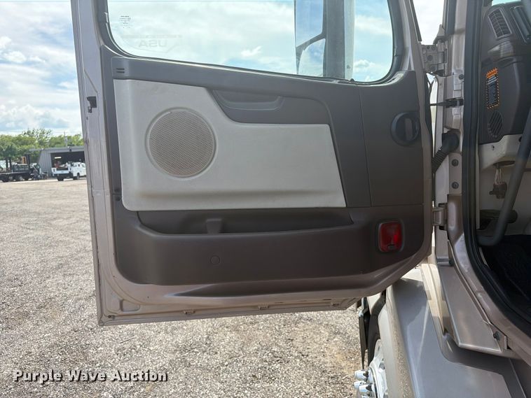 image for item EG9261 2014 Volvo VNL770 semi truck