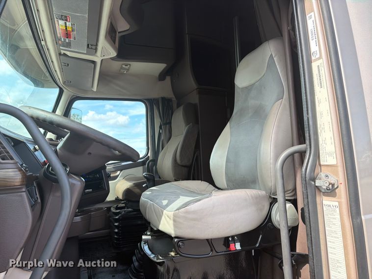 image for item EG9261 2014 Volvo VNL770 semi truck