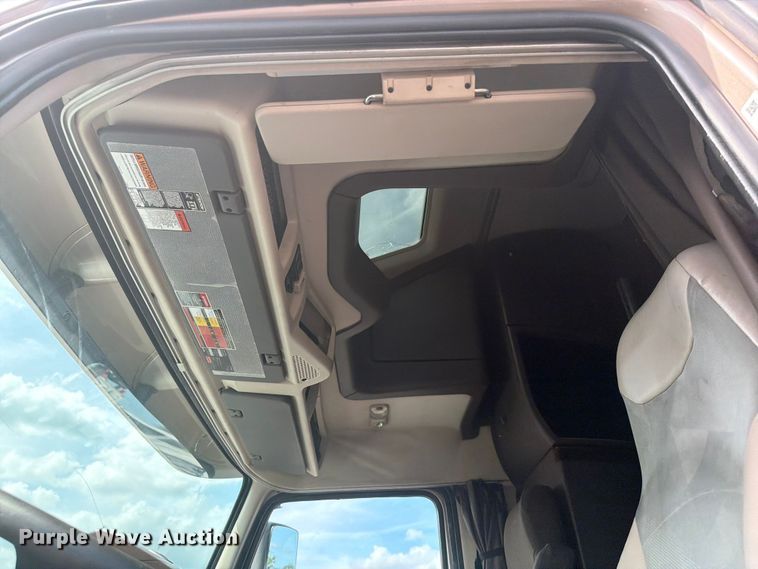 image for item EG9261 2014 Volvo VNL770 semi truck