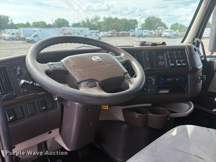 image for item EG9261 2014 Volvo VNL770 semi truck
