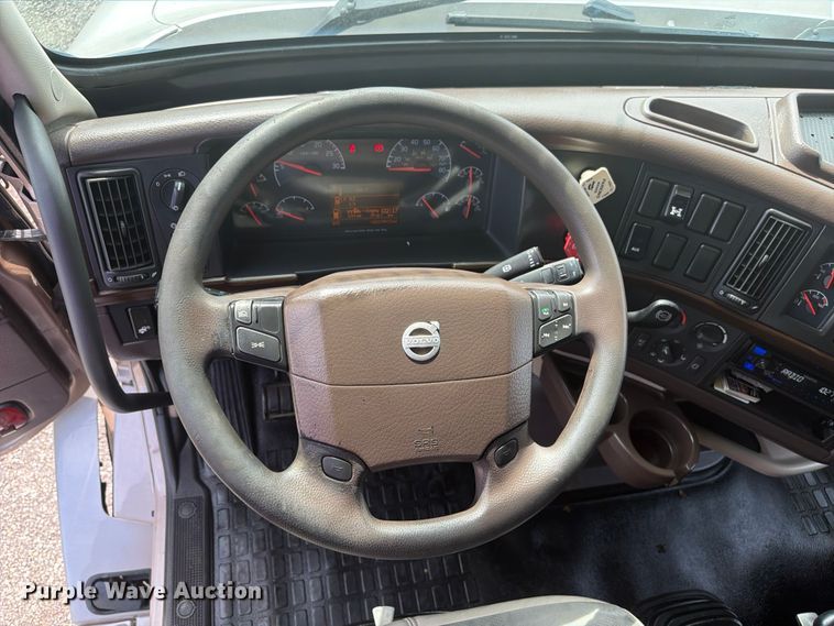 image for item EG9261 2014 Volvo VNL770 semi truck