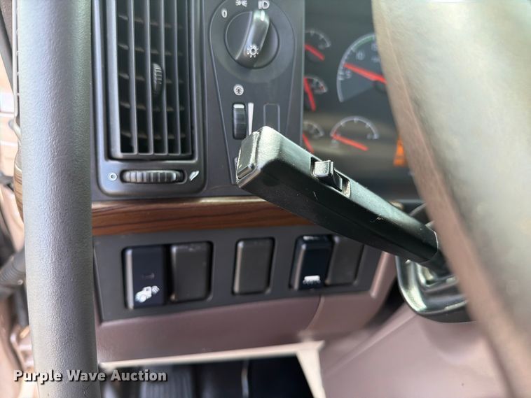 image for item EG9261 2014 Volvo VNL770 semi truck
