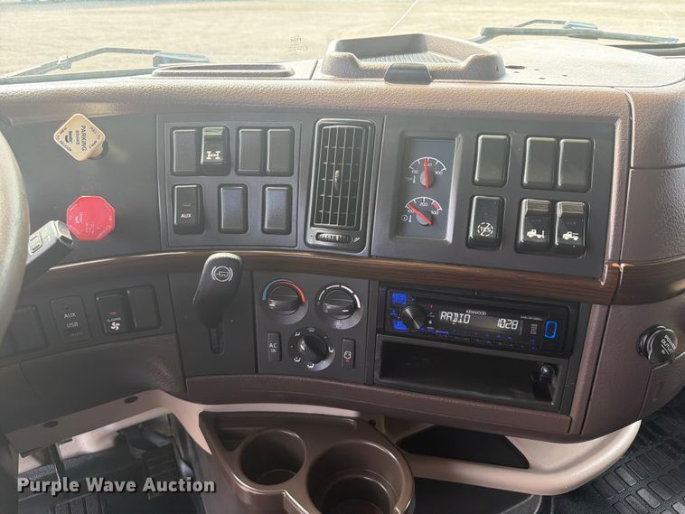 image for item EG9261 2014 Volvo VNL770 semi truck
