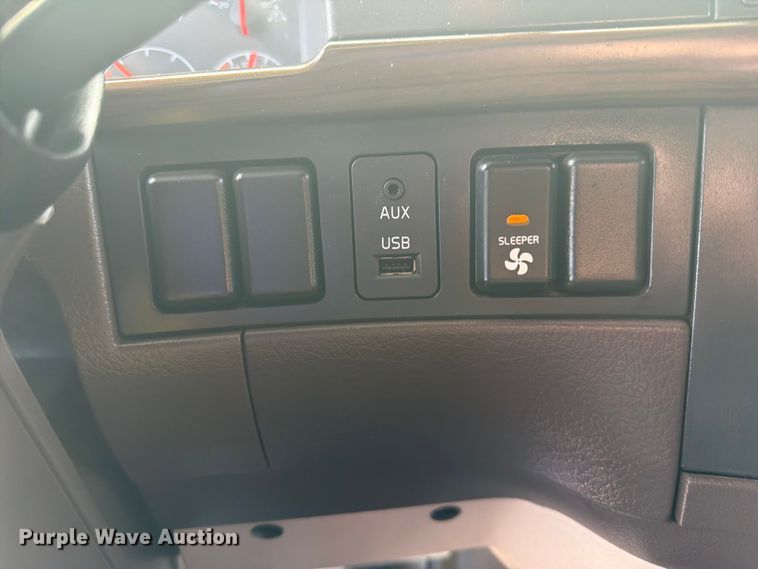 image for item EG9261 2014 Volvo VNL770 semi truck