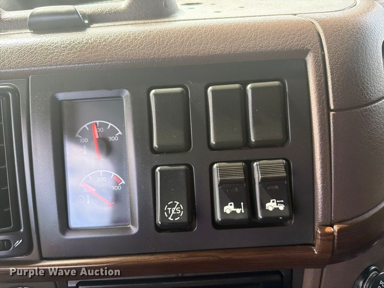 image for item EG9261 2014 Volvo VNL770 semi truck