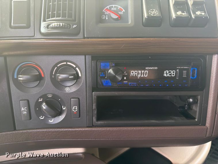 image for item EG9261 2014 Volvo VNL770 semi truck