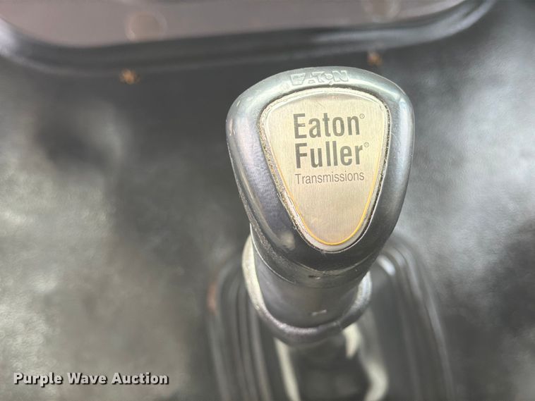 image for item EG9261 2014 Volvo VNL770 semi truck