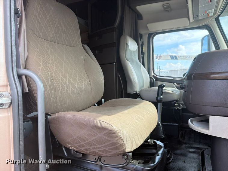 image for item EG9261 2014 Volvo VNL770 semi truck
