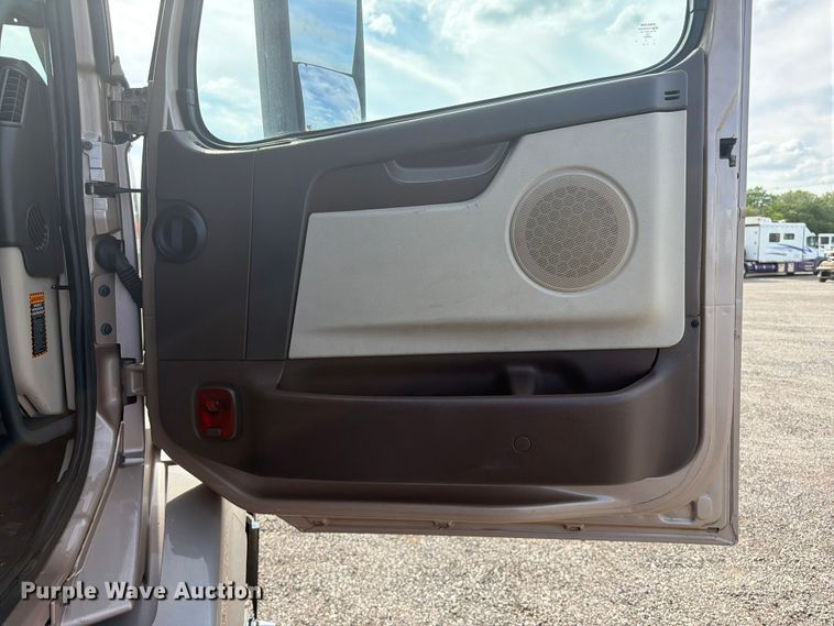 image for item EG9261 2014 Volvo VNL770 semi truck