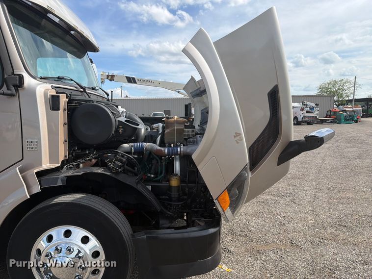 image for item EG9261 2014 Volvo VNL770 semi truck