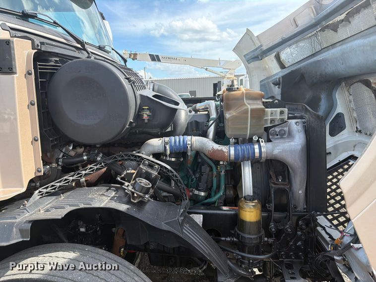 image for item EG9261 2014 Volvo VNL770 semi truck