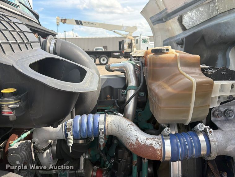image for item EG9261 2014 Volvo VNL770 semi truck
