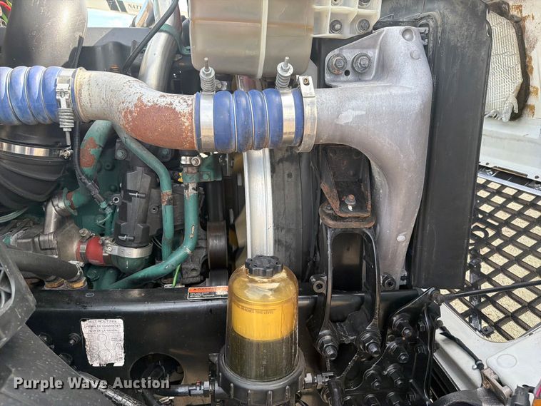 image for item EG9261 2014 Volvo VNL770 semi truck