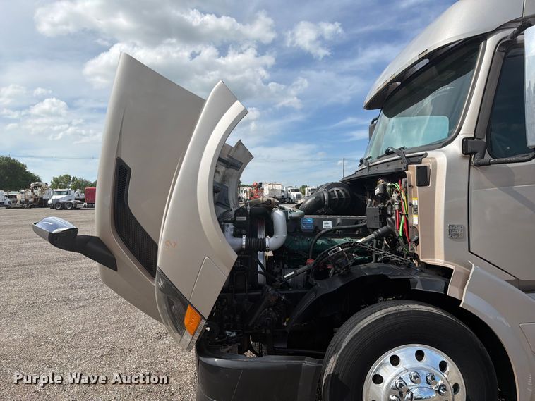 image for item EG9261 2014 Volvo VNL770 semi truck
