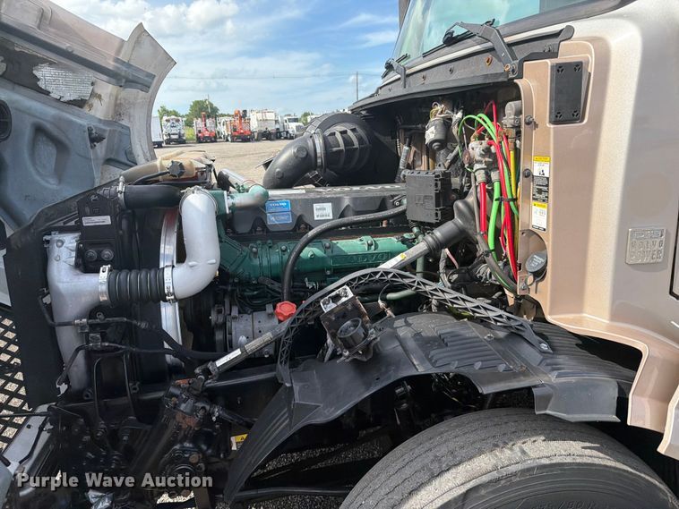 image for item EG9261 2014 Volvo VNL770 semi truck