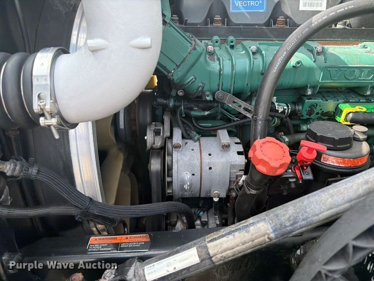 image for item EG9261 2014 Volvo VNL770 semi truck