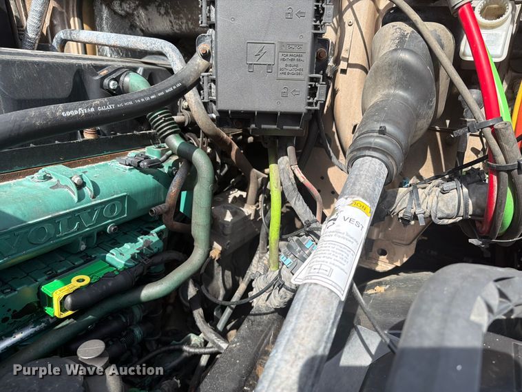 image for item EG9261 2014 Volvo VNL770 semi truck