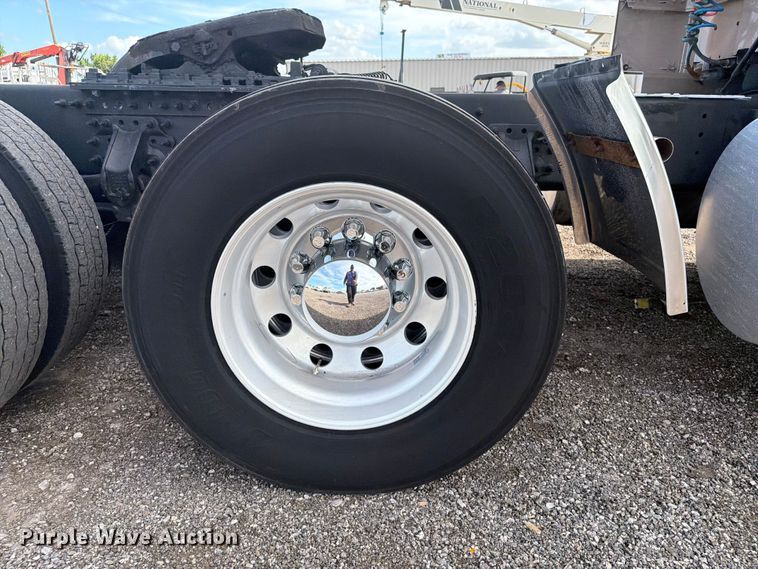 image for item EG9261 2014 Volvo VNL770 semi truck