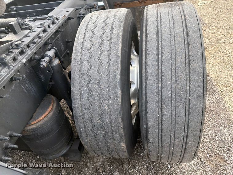 image for item EG9261 2014 Volvo VNL770 semi truck