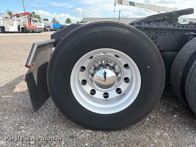 image for item EG9261 2014 Volvo VNL770 semi truck