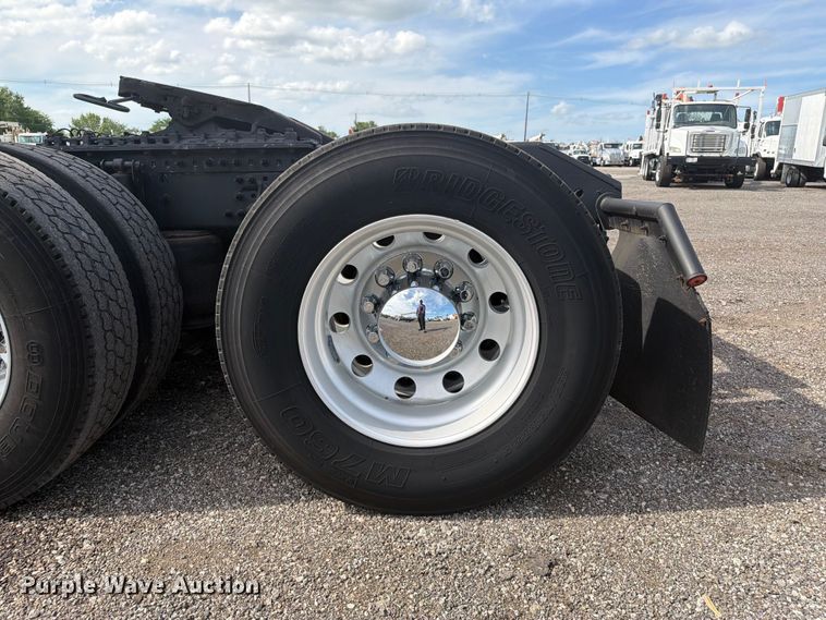 image for item EG9261 2014 Volvo VNL770 semi truck