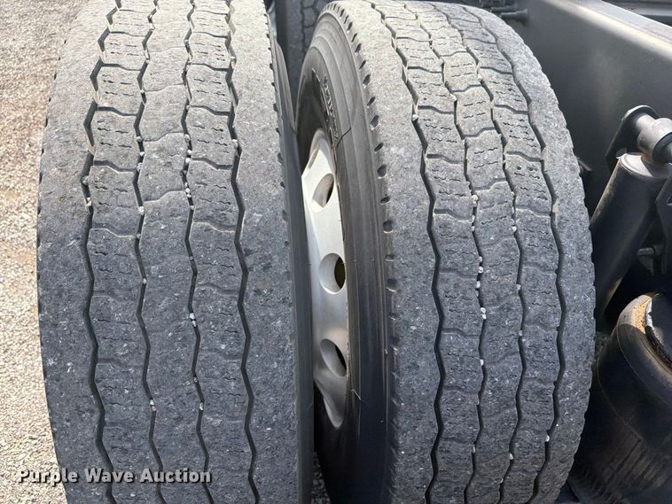 image for item EG9261 2014 Volvo VNL770 semi truck