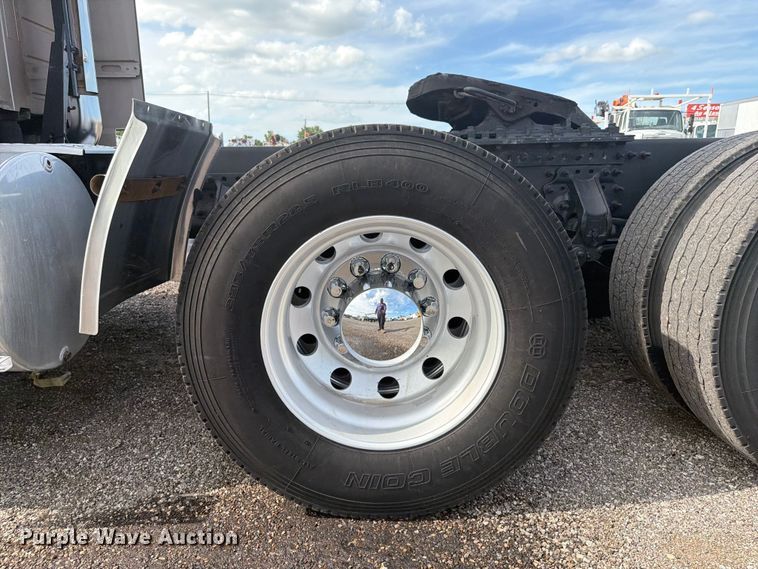 image for item EG9261 2014 Volvo VNL770 semi truck