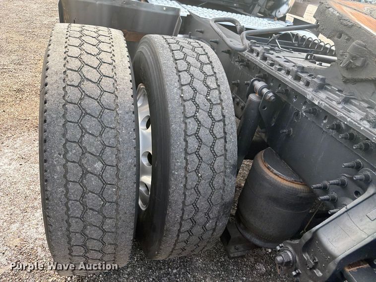 image for item EG9261 2014 Volvo VNL770 semi truck