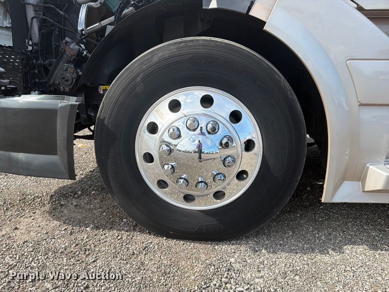 image for item EG9261 2014 Volvo VNL770 semi truck