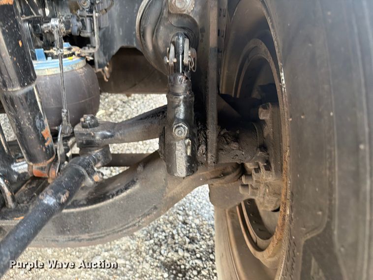 image for item EG9261 2014 Volvo VNL770 semi truck