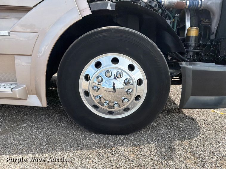 image for item EG9261 2014 Volvo VNL770 semi truck