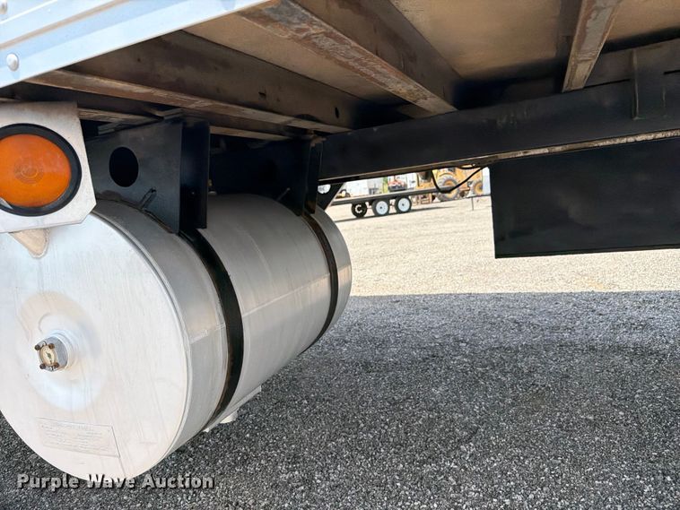 image for item EG9263 2001 Utility VS1R refrigerated van trailer